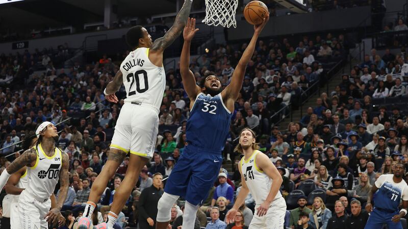 Minnesota Timberwolves center Karl-Anthony Towns (32) goes up to the basket as Utah Jazz...